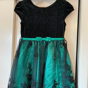 Super cute holiday dress.
